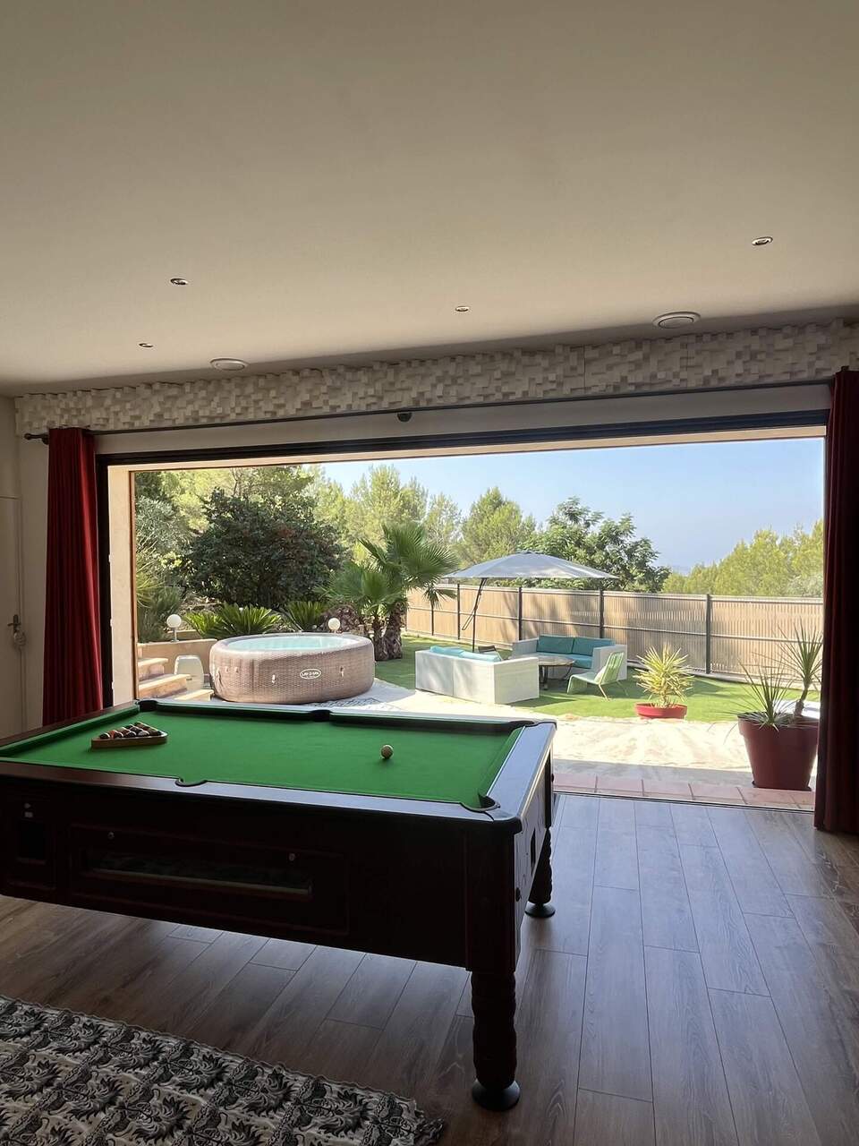 Salon ouvert sur la terrasse et le jacuzzi, Villa Coda